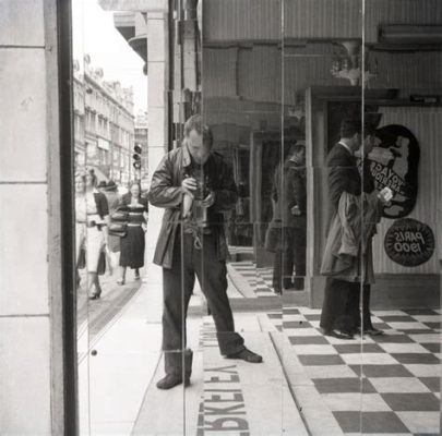  Nigel Henderson: A Londoner Through His Lens – An intimate portrait woven through moments and fleeting glimpses of everyday life!